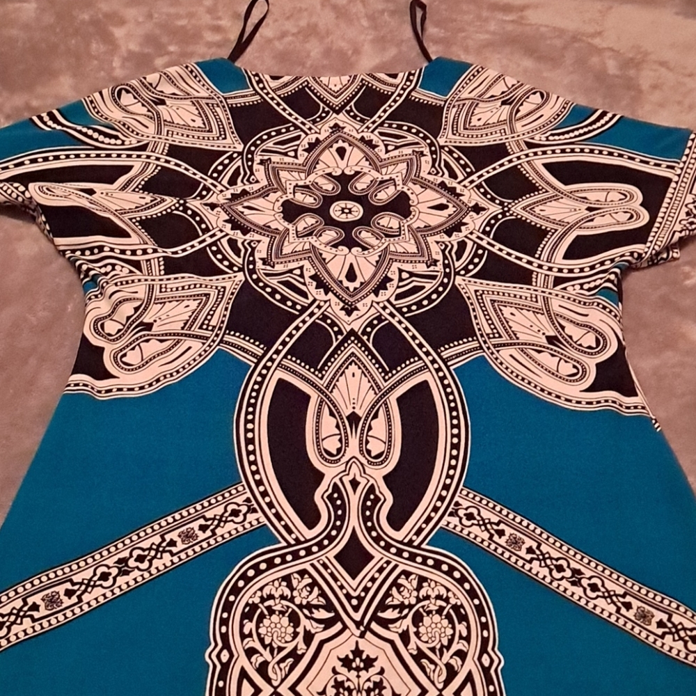 Beautiful size 8 dress with full front/back design - Picture 3 of 4